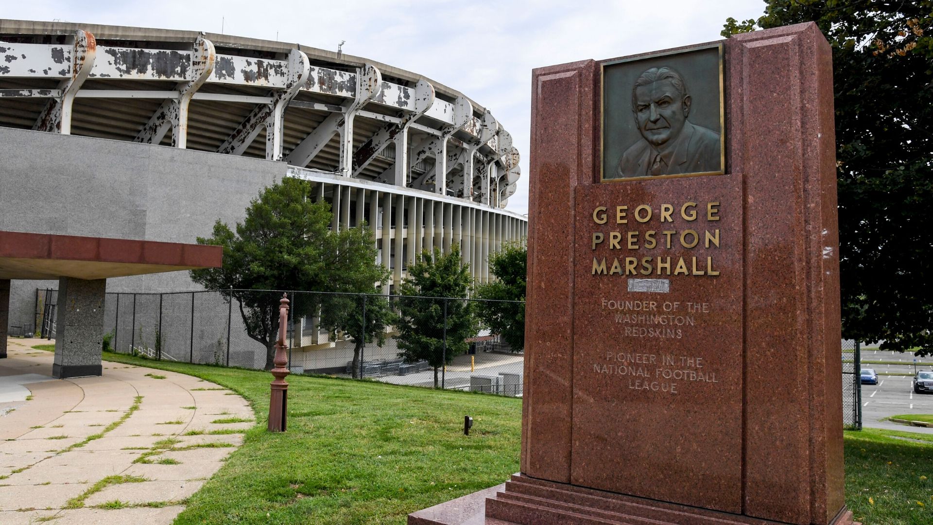 RFK Stadyumundan George Preston Marshall Statüsü Kaldırıldı | Korumalı Futbol Türkiye