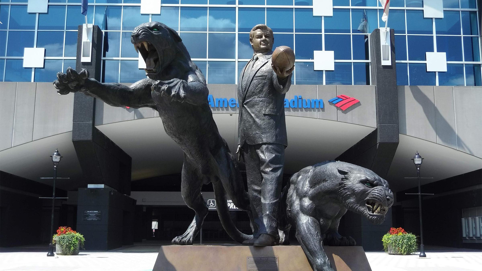 Panthers'in Eski Sahibi Jerry Richardson 'un Heykeli Taşınıyor | Korumalı Futbol Türkiye